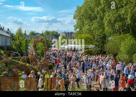 London, UK - May 22nd 2019: RHS Chelsea Flower Show, crowds of visitors make their way towards the gardens and refreshment areas. Stock Photo
