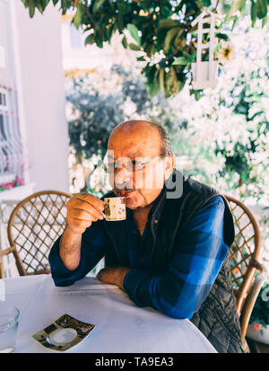 Man holding glass with hot coffee latte Stock Photo - Alamy