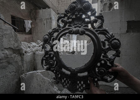 Ariha, ldlib, Syria. 22nd May, 2019. A sparrow seen appearing from a frame made by civilians affected by the shelling.Aftermath of the Russian planes and Bashar al-Assad planes shelling on buildings with no mercy on civilians or animals in Ariha, Syria. Credit: Mohamad Saeed/SOPA Images/ZUMA Wire/Alamy Live News Stock Photo