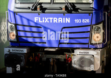 Cologne, Germany. 23rd May, 2019. The locomotive of the first train of the FlixTrain connection between Cologne and Berlin is located in the station Berlin-Südkreuz. Credit: Christoph Soeder/dpa/Alamy Live News Stock Photo