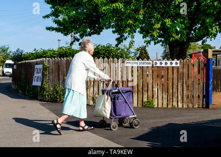Chippenham, UK. 23rd May, 2019. A woman going to vote in the 2019 European Parliament elections is pictured entering a polling station situated inside a school in Chippenham, Wiltshire. Credit: Lynchpics/Alamy Live News Stock Photo