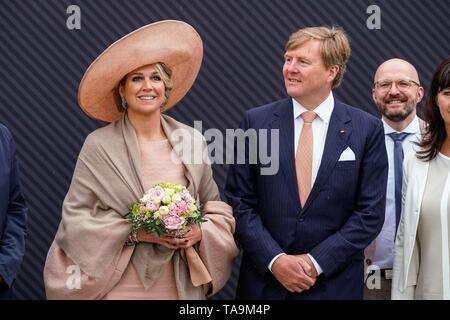 Potsdam, Deutschland. 22nd May, 2019. 22.05.2019, Visit of His Majesty King Willem-Alexander and Her Majesty Queen Máxima of the Netherlands in Potsdam in the State of Brandenburg. Queen Maxima (l) and King Willem-Alexander in the media city Babalsberg. | usage worldwide Credit: dpa/Alamy Live News Stock Photo