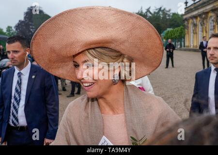 Potsdam, Deutschland. 22nd May, 2019. 22.05.2019, Visit of His Majesty King Willem-Alexander and Her Majesty Queen Máxima of the Netherlands in Potsdam in the State of Brandenburg. Queen Maxima in front of Sanssouci Palace. | usage worldwide Credit: dpa/Alamy Live News Stock Photo
