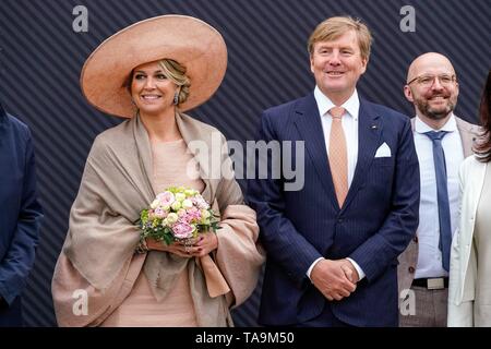 Potsdam, Deutschland. 22nd May, 2019. 22.05.2019, Visit of His Majesty King Willem-Alexander and Her Majesty Queen Máxima of the Netherlands in Potsdam in the State of Brandenburg. Queen Maxima (l) and King Willem-Alexander in the media city Babalsberg. | usage worldwide Credit: dpa/Alamy Live News Stock Photo