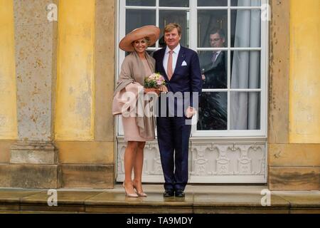 Potsdam, Deutschland. 22nd May, 2019. 22.05.2019, Visit of His Majesty King Willem-Alexander and Her Majesty Queen Máxima of the Netherlands in Potsdam in the State of Brandenburg. Queen Maxima (l) and King Willem-Alexander, in front of Sanssouci Palace. | usage worldwide Credit: dpa/Alamy Live News Stock Photo