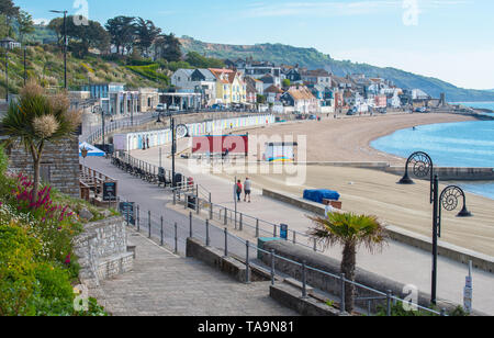 Lyme Regis, Dorset, UK. 23rd May 2019. UK Weather: A glorious morning at the picturesque beach at the seaside town of Lyme Regis. The popular resort is calm and quiet today ahead of the upcoming May bank holiday.  Crowds are expected to  flock to the popular beach next week to bask in the balmy weather that has been forecast across the South Coast of England. Credit: Celia McMahon/Alamy Live News. Stock Photo