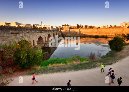 The Puente Romano (Roman Bridge) over the Guadiana river. It is the world's longest bridge from ancient times. On the right, the Alcazaba, a Moorish f Stock Photo