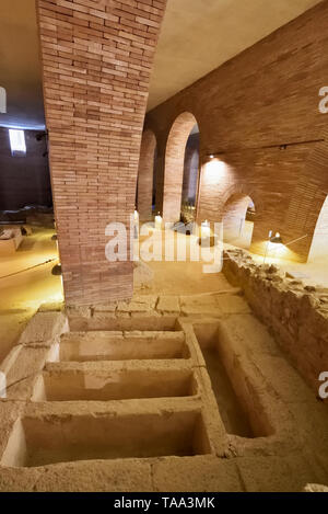 Roman mausoleum with five burial niches (loculi), 3rd century A.D.. Museo Nacional de Arte Romano (National Museum of Roman Art). Merida, Spain Stock Photo