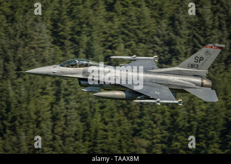 USAF F-16 flying low level through the Mach Loop in Wales, UK Stock Photo