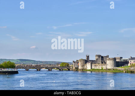 The River Shannon in Limerick with King John’s Castle and the Thomond Bridge Stock Photo