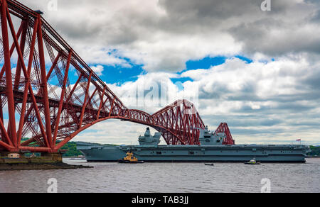 North Queensferry, Scotland, UK. 23 May 2019. Aircraft carrier HMS Queen Elizabeth sails from Rosyth in the River Forth after a visit to her home port Stock Photo
