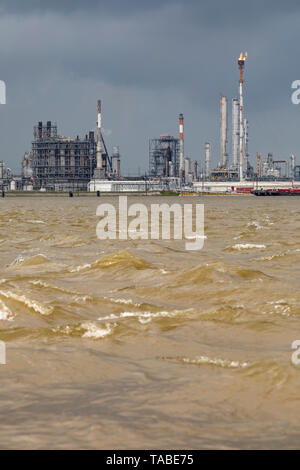 Hahnville, Louisiana - Dow Chemical's petrochemical manufacturing complex on the west bank of the Mississippi River. The plant is operated by Dow's su Stock Photo