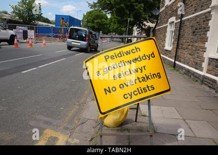 May 2019 - Road sign for No overtaking cyclists sign on road works in Cardiff Stock Photo