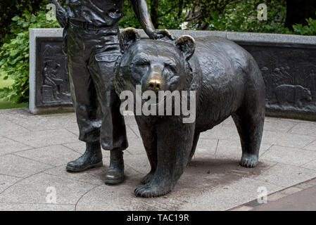 Wojtek the soldier bear, part of the memorial to Polish veterans of the second World War, in Princes Street Gardens, Edinburgh, Scotland, UK. Stock Photo