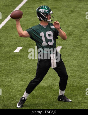 New York Jets quarterback Trevor Siemian (14) walks onto the field ...