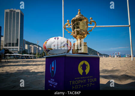 Rio De Janeiro, Brazil. 23rd May, 2019. The Rugby World Cup Trophy Webb Ellis Cup was brought by World Rugby on Thursday, 23rd, for a visit to the Rugby River Open Training in the field of Copacabana Beach, at the height of Posto 2 in Rio of January, RJ. Credit: André Horta/FotoArena/Alamy Live News Stock Photo