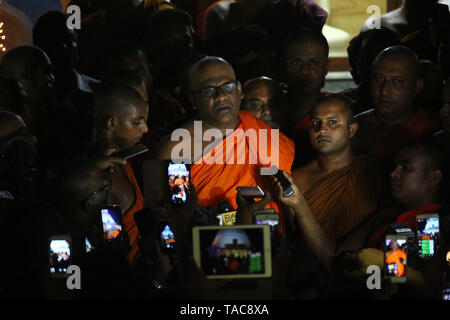 Colombo, Sri Lanka. 23rd May, 2019. Sri Lankan General Secretary of the Bodu Bala Sena (BBS) Ven. Galagodaatte Gnanasara (C) speaks to the media at the Rukmalgama Temple in Rukmalgama Near the Colombo on May 23, 2019. A firebrand Sri Lankan Buddhist monk serving a six-year jail term for contempt of court was freed on May 23 following a presidential pardon, Galagodaatte Gnanasara was driven out of the Welikada prison hospital where he had spent much of his sentence since his first imprisonment in June last year Credit: Pradeep Dambarage/ZUMA Wire/Alamy Live News Stock Photo