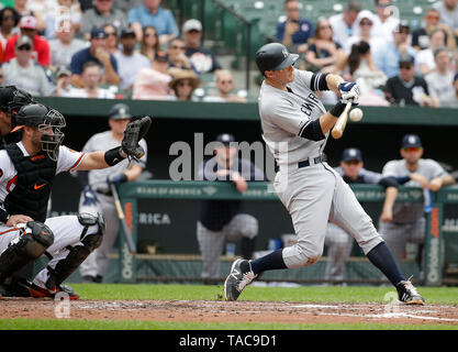 Baltimore Orioles second baseman Justin Turner, top, throws to first to get  Tampa Bay Rays' Dioner Navarro to complete a double play after putting out  a sliding Jason Bartlett in the third