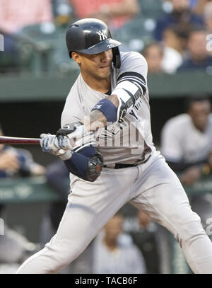 New York Yankees' Gleyber Torres (25) steals second base as Boston Red ...