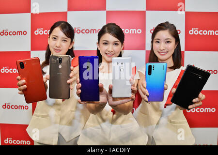 A Model Show New Mobile Devices Aquos R3 Sh 04l Lg Style2 L 01l Xperia 1 So 03l Arrows Be3 F 02l Huawei P30 Pro Hw 02l Galaxy S10 Sc 03l During The Press Conference For Summer Lineup 19 And New Service Of Ntt Docomo In Tokyo