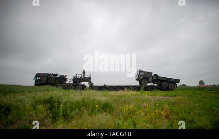 Reesen, Germany. 22nd May, 2019. Soldiers of Logistics Battalion 171 'Saxony-Anhalt' unloaded a heavy-duty transporter which transported a truck to a repair point during an exercise. The unloading was part of a battalion field exercise. 600 soldiers took part in the exercise which began on 13 May 2019 and will continue until 24 May 2019. Credit: Klaus-Dietmar Gabbert/dpa-Zentralbild/ZB/dpa/Alamy Live News Stock Photo