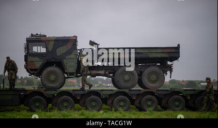 Reesen, Germany. 22nd May, 2019. Soldiers of Logistics Battalion 171 'Saxony-Anhalt' are preparing to unload a truck that was transported to a repair point as part of the exercise. The unloading was part of a battalion field exercise. 600 soldiers took part in the exercise which began on 13 May 2019 and will continue until 24 May 2019. Credit: Klaus-Dietmar Gabbert/dpa-Zentralbild/ZB/dpa/Alamy Live News Stock Photo