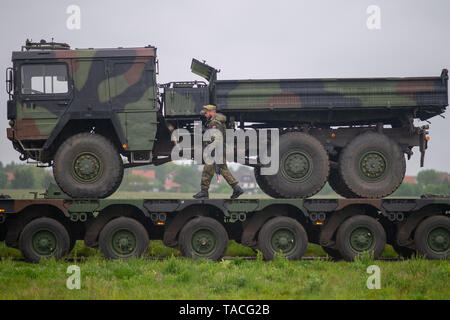 Reesen, Germany. 22nd May, 2019. A soldier from Logistics Battalion 171 'Saxony-Anhalt' passes a truck on the low-loader of a heavy-duty transporter, which was transported to a repair point as part of the exercise. The unloading was part of a battalion field exercise. 600 soldiers took part in the exercise which began on 13 May 2019 and will continue until 24 May 2019. Credit: Klaus-Dietmar Gabbert/dpa-Zentralbild/ZB/dpa/Alamy Live News Stock Photo