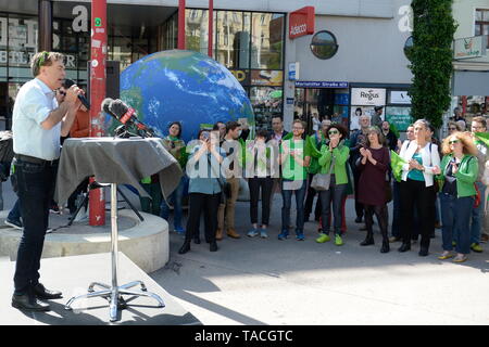 Vienna, Austria. 24th May  2019. EU Election: Election campaign 'The Greens'.  Picture shows federal spokesman Werner Kogler. Credit: Franz Perc / Alamy Live News Stock Photo