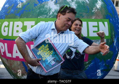 Vienna, Austria. 24th May  2019. EU Election: Election campaign 'The Greens'. Picture shows (L) federal spokesman Werner Kogler and (R) TV chef and top candidate Sarah Wiener. Credit: Franz Perc / Alamy Live News Stock Photo