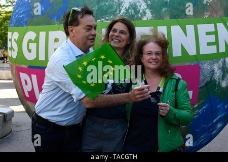 Vienna, Austria. 24th May  2019. EU Election: Election campaign 'The Greens'.  Picture shows (from L to R) federal spokesman Werner Kogler,  TV chef and top candidate Sarah Wiener and Monika Vana. Credit: Franz Perc / Alamy Live News Stock Photo