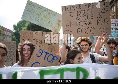 Turin, Piedmont, Italy. 24th May, 2019. Turin, Italy-May 24, 2019: Fridays for Future, Global Climate Event Credit: Stefano Guidi/ZUMA Wire/Alamy Live News Stock Photo