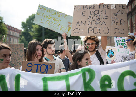 Turin, Piedmont, Italy. 24th May, 2019. Turin, Italy-May 24, 2019: Fridays for Future, Global Climate Event Credit: Stefano Guidi/ZUMA Wire/Alamy Live News Stock Photo