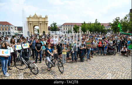 Potsdam, Germany. 24th May, 2019. Pupils demonstrate with protest posters during Friday for Future - climate strikes for the implementation of the Paris World Climate Convention. The call for demonstrations was also made against the background of the current European elections. Credit: Julian Stähle/dpa/Alamy Live News Stock Photo