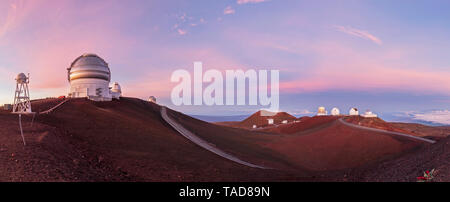 USA, Hawaii, Big Island, Volcano Mauna Kea, Mauna Kea Observatories, Gemini Observatory, University of Hawaii, Subaru Telescope, Keck Observatorium and NASA Infrared Telescope Facility at sunrise Stock Photo