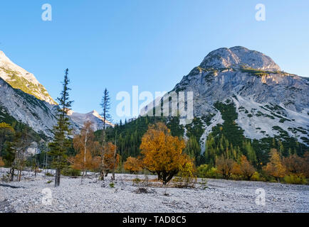 Austria, Tyrol, Karwendel mountains, Hinterautal, Kleiner Heissenkopf and Birkkarspitze Stock Photo