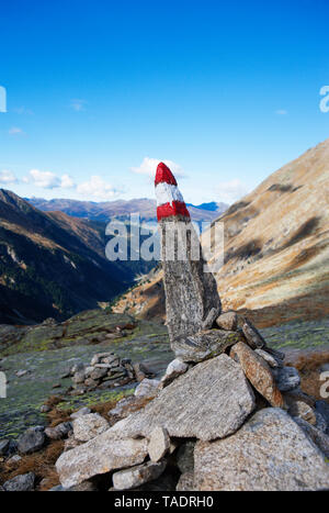 Austria, Salzburg State, High Tauern National Park, Zillertal Alps, cairn with marking Stock Photo
