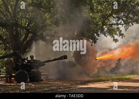 The Louisiana National Guard’s 1st Battalion, 141st Field Artillery Regiment fires a Howitzer as part of a 19 cannon salute for Gov. John Bel Edwards at a ceremony dedicating a monument memorializing fallen Louisiana Guardsmen at Louisiana Veterans Memorial Park in Baton Rouge, Louisiana, May 21, 2019. (U.S. Army National Guard photo by Staff Sgt. Garrett L. Dipuma) Stock Photo