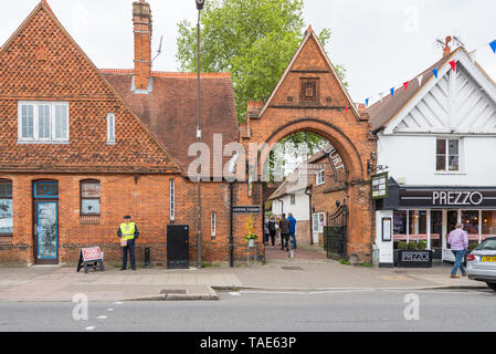 Entrance archway into Liston Court from the High Street, Marlow Stock Photo