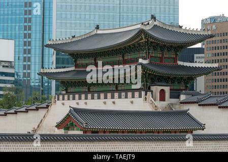Traditional building with modern skyscrapers in background, Seoul, South Korea Stock Photo
