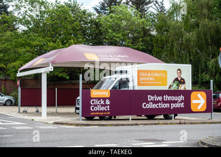 The Click and Collect driver through collection point in the car park at the Sainsbury's supermarket store at Calcot in Reading, UK Stock Photo