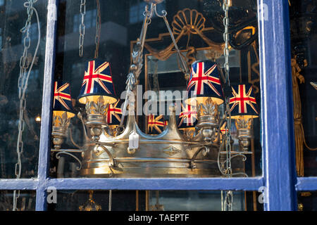 Crown chandelier with union jack shades in the window of kensington lighting company shop. Kensington Church Street, Kensington, London Stock Photo