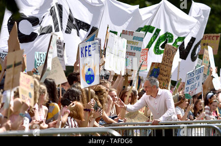 London, UK. 25th May2019. Crowds of schoolchildren surround College Green, Westminster to make their views heard to the world's media during the Fridays For Future climate strike, London. Jonathan Bartley, co-leader of the Green Party,talks to the protesters, much to their delight Credit: PjrFoto/Alamy Live News Stock Photo