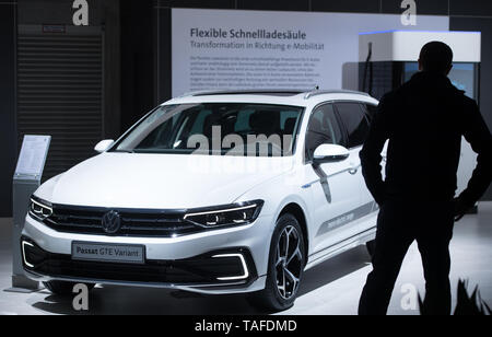 Berlin, Deutschland. 14th May, 2019. Look at the VW Passat GTE vehicle. Volkswagen AG - Annual General Meeting in the CityCube in Berlin, Germany on 14.05.2019. | Usage worldwide Credit: dpa/Alamy Live News Stock Photo