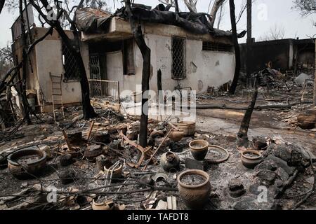 Mevo Modi'im. 24th May, 2019. Photo taken on May 24, 2019 shows a damaged house following a fire amidst extreme heat wave in the village of Mevo Modi'im, Israel. The Israeli government said it is asking for international aid to fight dozens of huge fires that broke out on Thursday because of extreme hot weather of more than 40 degrees Celsius. Credit: Gil Cohen Magen/Xinhua/Alamy Live News Stock Photo