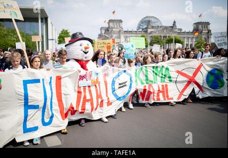 Berlin, Germany. 24th May, 2019. Pupils demonstrate with protest posters during the Fridays for Future - climate strikes at the Bundestag for the implementation of the Paris World Climate Agreement. The call for demonstrations was also made against the background of the current European elections. Credit: Kay Nietfeld/dpa/Alamy Live News Stock Photo