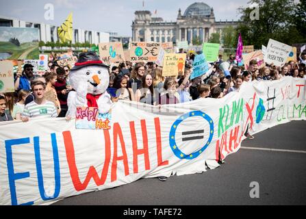 Berlin, Germany. 24th May, 2019. Pupils demonstrate with protest posters during the Fridays for Future - climate strikes at the Bundestag for the implementation of the Paris World Climate Agreement. The call for demonstrations was also made against the background of the current European elections. Credit: Kay Nietfeld/dpa/Alamy Live News Stock Photo