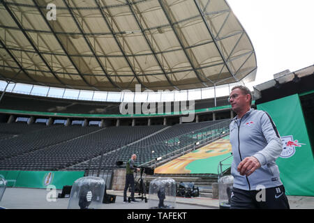 Berlin, Germany. 24th May, 2019. Football DFB Cup Final RB Leipzig - FC Bayern Munich on 24.05.2029 in the Olympiastadion Berlin. RB trainer and sports director Ralf Rangnick comes to the Olympic stadium to visit the course. Credit: Jan Woitas/dpa-Zentralbild/dpa/Alamy Live News Stock Photo