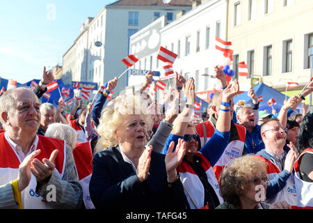 Vienna, Austria. 24th May 2019. FPÖ election campaign (Freedom Party Austria) on Friday, May 24, 2019 at Viktor Adler Platz in Vienna. Picture shows  fpö of the FPÖ. Credit: Franz Perc / Alamy Live News Stock Photo
