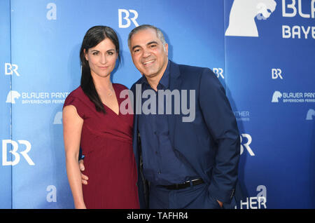 Munich, Germany. 24th May, 2019. The presenter Aiman Abdallah and his wife Sabine come to the Prinzregententheater to receive the Bavarian Television Prize. Credit: Felix Hörhager/dpa/Alamy Live News Stock Photo