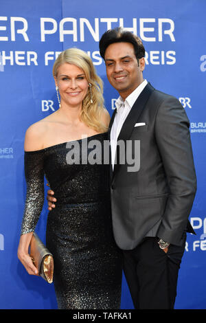 Munich, Deutschland. 24th May, 2019. Natascha GRUEN (presenter) with friend Param MULTANI. Red Carpet, Red Carpet, Bavarian Television Award 2019 on 24.05.2019. | usage worldwide Credit: dpa/Alamy Live News Stock Photo